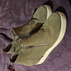 Steve Madden green Wedgie size 9.5M.